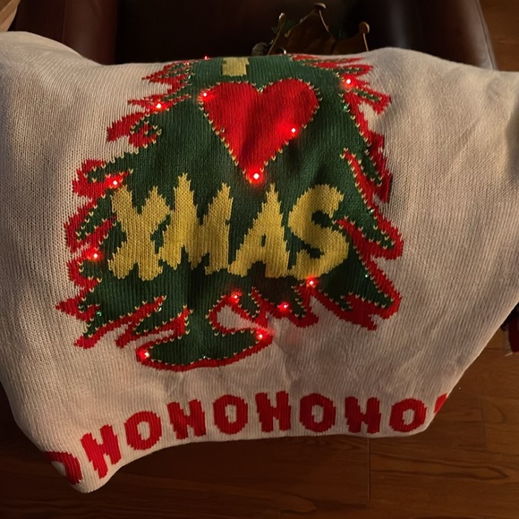 Men’s 3x Grinch Sweater and Vinyl Crown with lights worn once for < 15 mins 4pic - Picture 9 of 10